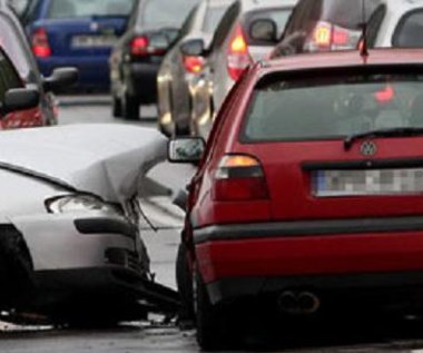 Stłuczka. Ludzie gapią się na uszkodzone pojazdy. Po co?