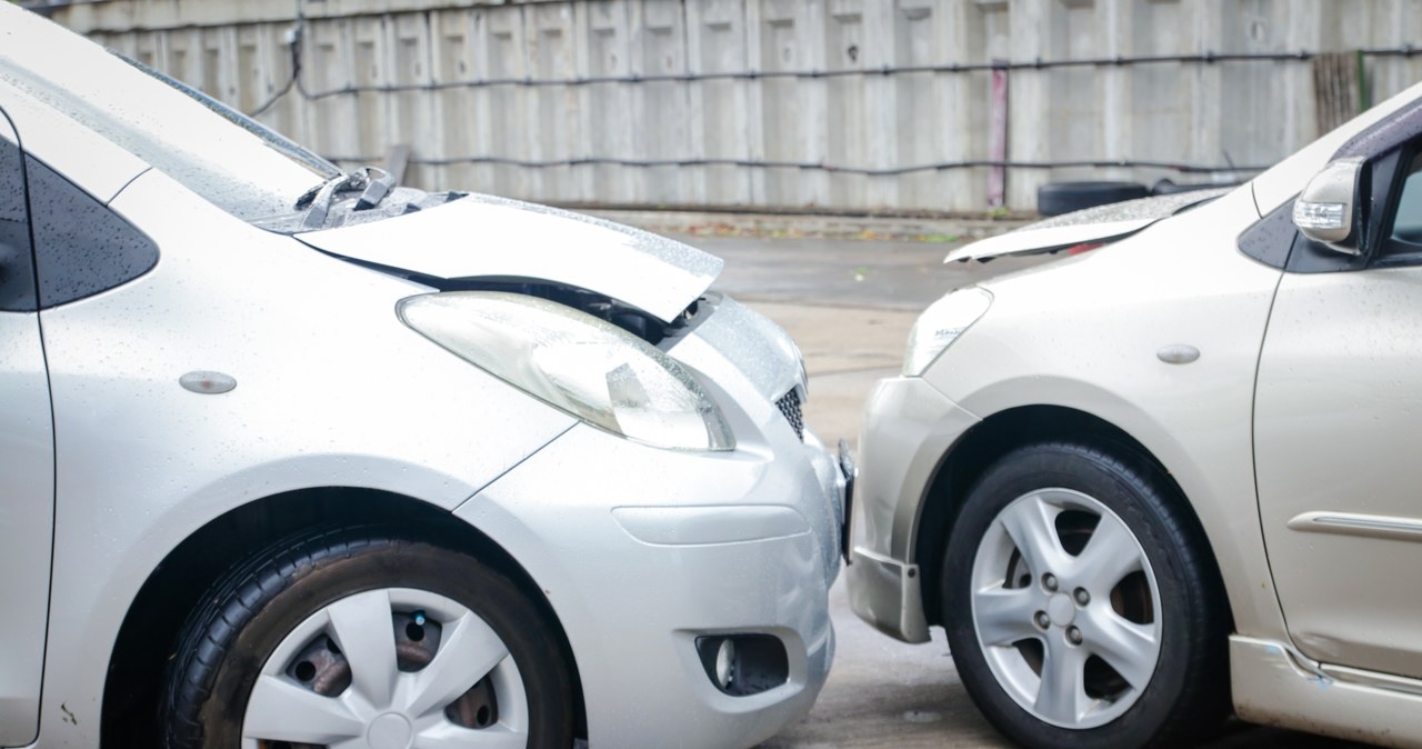 Stłuczka na parkingu pod marketem. Czyja wina? Kto powinien ustąpić pierwszeństwa? /123RF/PICSEL