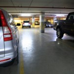 Stłuczka w garażu podziemnym. Kto zapłaci za uszkodzone auto?