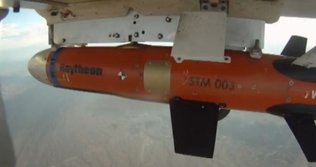 STM podczepiona do niewielkiego bezzałogowego aparatu latającego.   Fot. Raytheon /materiały prasowe