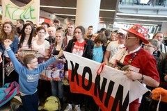 „Sto lat!” Biało-czerwoni powitani na Okęciu