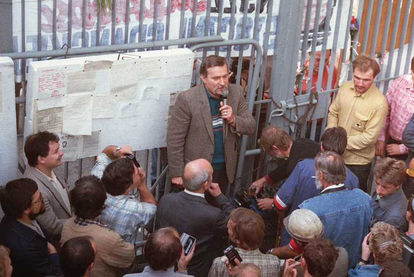 Stocznia Gdańska, sierpień 1988 roku. Przemawia Lech Wałęsa, z lewej Jarosław Kaczyński /AFP