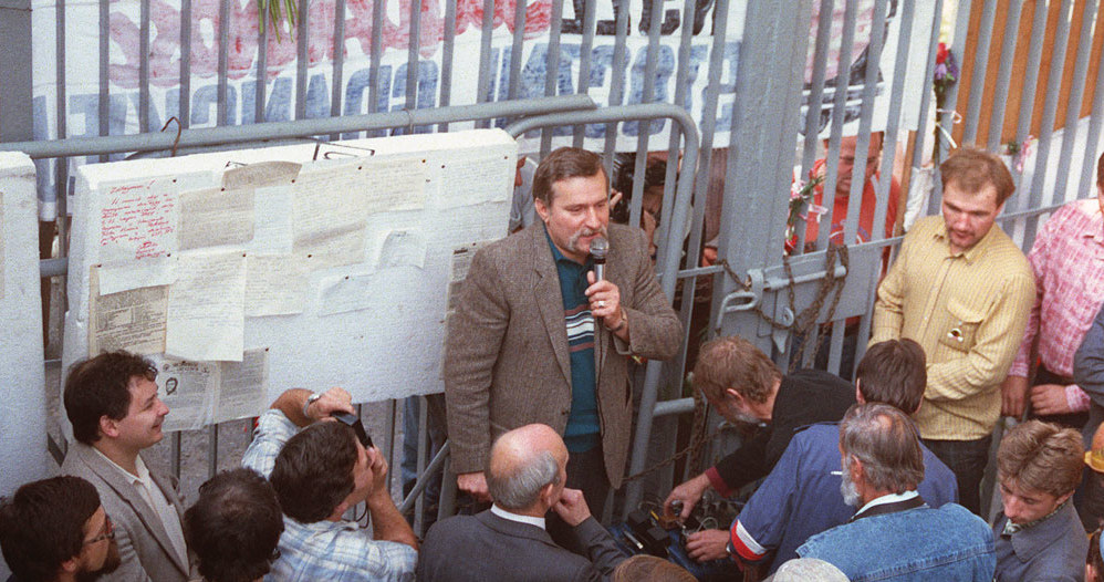 Stocznia Gdańska, sierpień 1988 roku. Przemawia Lech Wałęsa, z lewej Jarosław Kaczyński /AFP