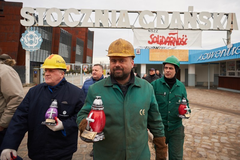 Stoczniowcy składają hołd poległym w grudniu 1970 roku /Adam Warżawa  (PAP) /PAP