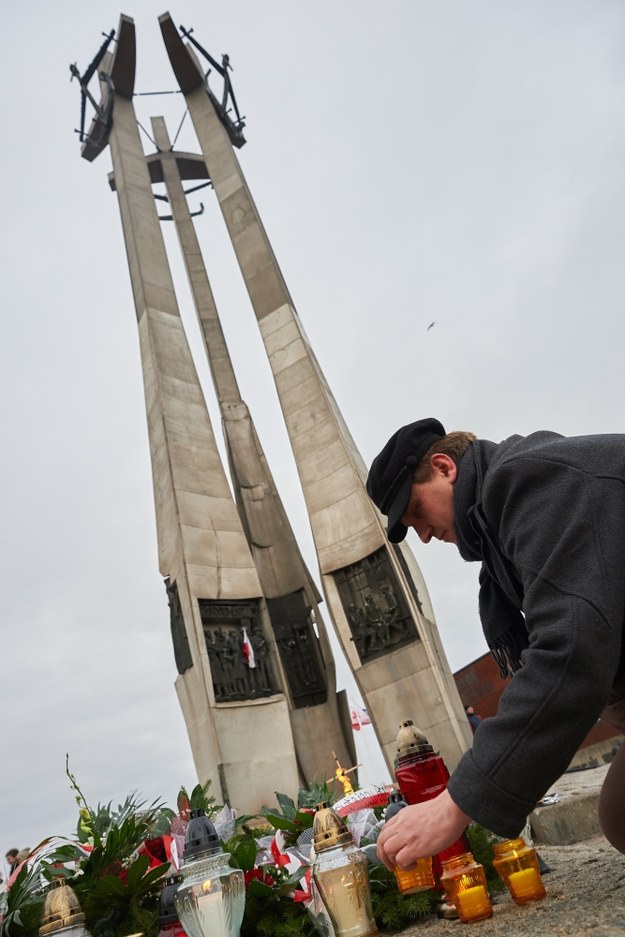 Stoczniowcy składają kwiaty i zapalają znicze przed Pomnikiem Poległych Stoczniowców w Gdańsku /Adam Warżawa /PAP