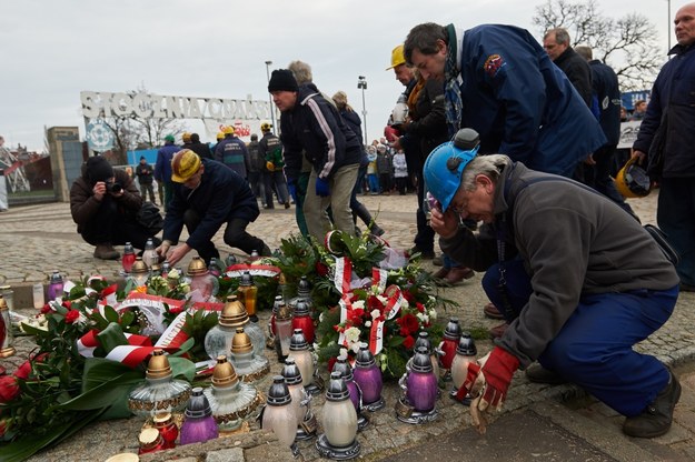 Stoczniowcy składają kwiaty i zapalają znicze przed Pomnikiem Poległych Stoczniowców w Gdańsku /Adam Warżawa /PAP