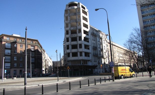 Stoi i straszy od 20 lat. Budynek-widmo w centrum Warszawy 