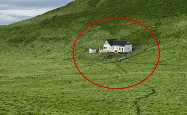 Stoi zupełnie sam na środku oceanu. Tajemnica najbardziej samotnego domu świata w końcu wyjaśniona