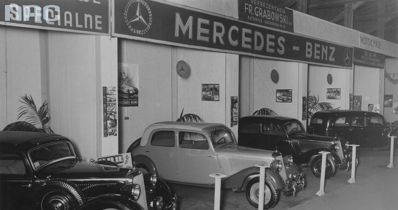 Stoiska motoryzacyjne "Reprezentacji Fr. Grabowski i Ska Katowice ul. Raciborska 14 16" prezentujące samochody Mercedes-Benz i motocykla D.K.W., Targi Katowickie, 1937 /Z archiwum Narodowego Archiwum Cyfrowego