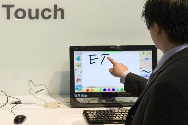 Stoisko firmy Asus i ich dotykowy komputer EeeTop PC ET2010PNT /AFP