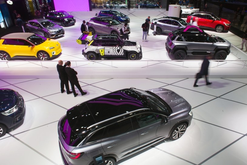 Stoisko Renault na salonie w Paryżu /Getty Images