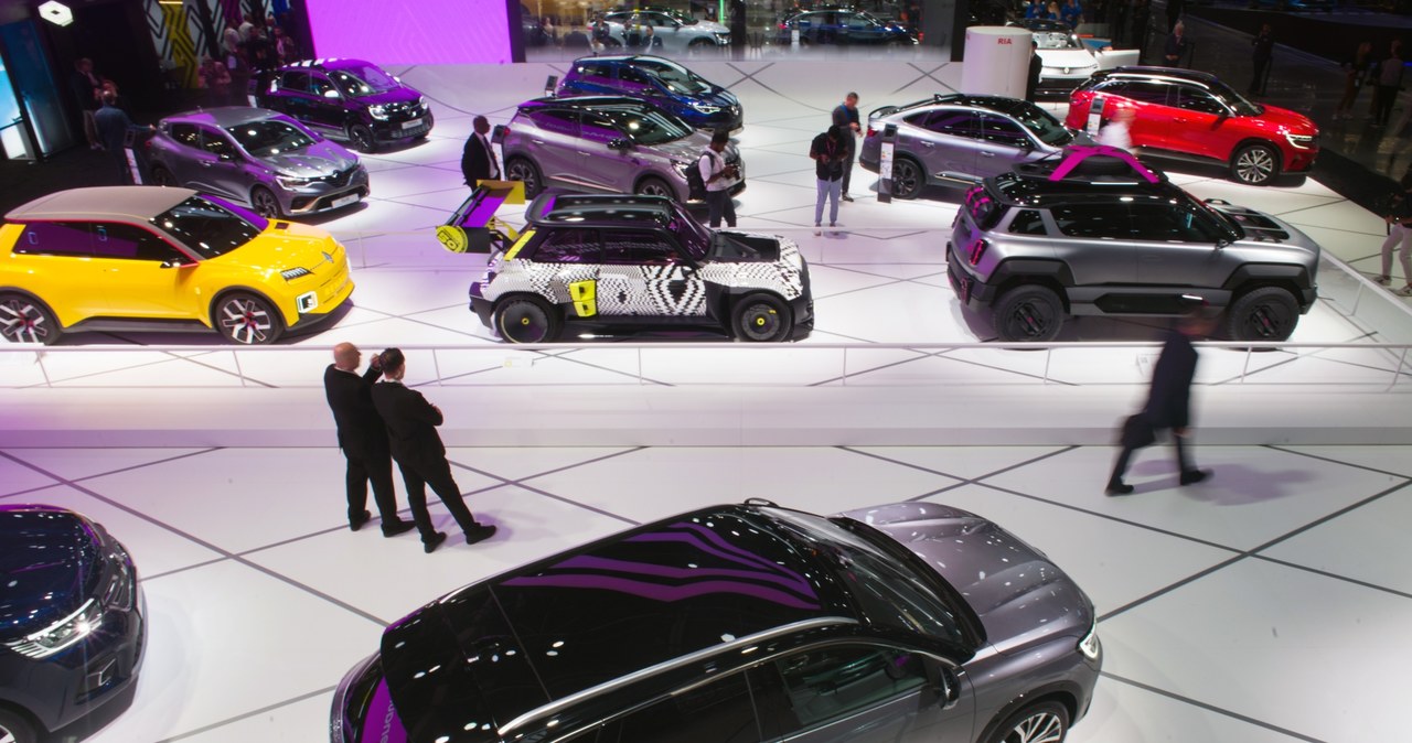 Stoisko Renault na salonie w Paryżu /Getty Images