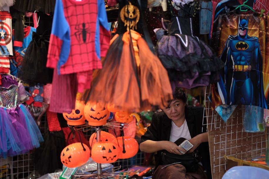 Stoisko z kostiumami na Halloween w Hanoi w Wietnamie /LUONG THAI LINH /PAP/EPA