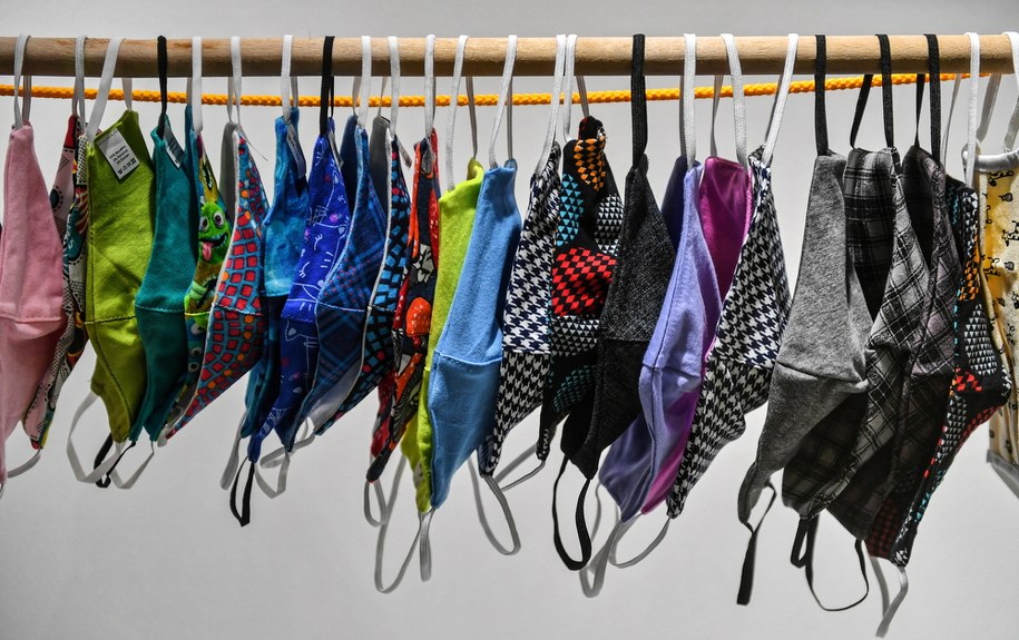 Stoisko z maseczkami w lubelskiej galerii handlowej na zdjęciu ilustracyjnym /Wojtek Jargiło /PAP