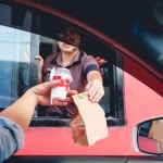 kodeks drogowy Stoisz po frytki na drive? Możesz nagle usłyszeć: "A może mandat do tego"