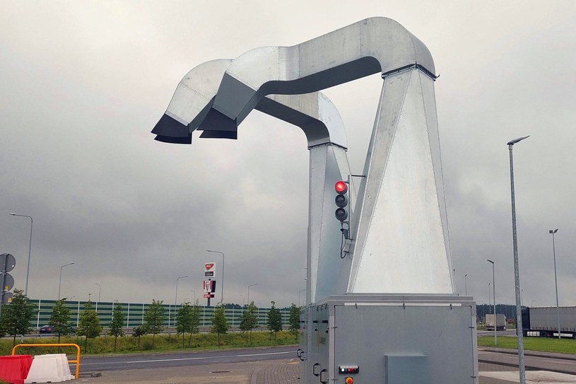 Stoją przy autostradach i czekają na kierowców. Zimą takie rozwiązanie to skarb