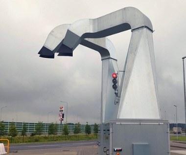 Stoją przy autostradach i czekają na kierowców. Zimą takie rozwiązanie to skarb