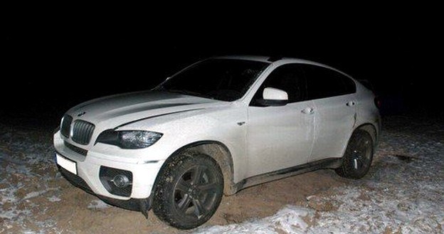 Stojące w polu BMW X6 /Policja