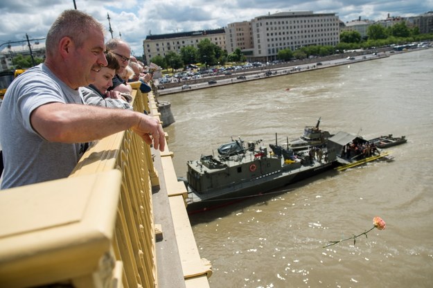 Stojący na moście Małgorzaty mężczyzna wrzuca do Dunaju kwiat /ZOLTAN BALOGH /PAP/EPA