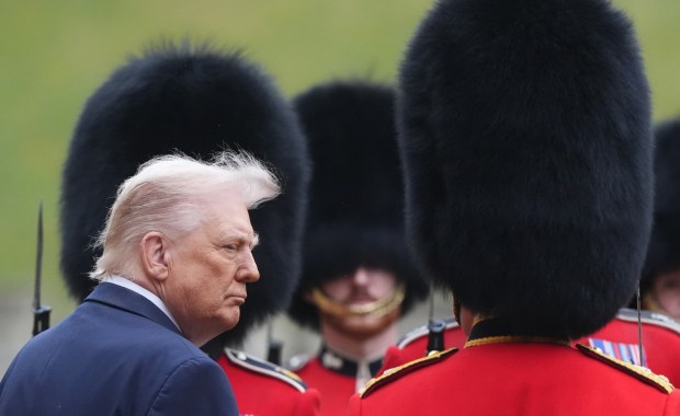 ​Stół długi na 47 metrów i królewski toast za Trumpów. Bankiet na zamku Windsor