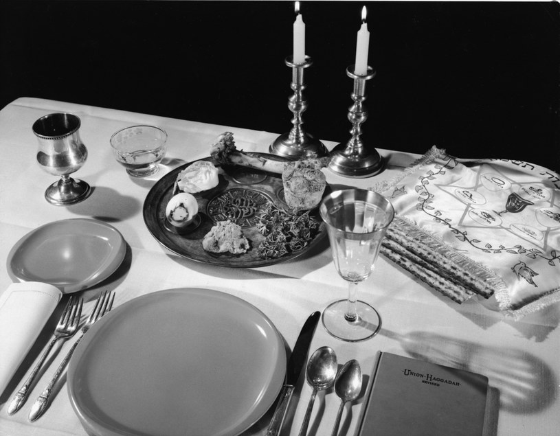 Stół przygotowany do kolacji na Pesach /Getty Images/Flash Press Media