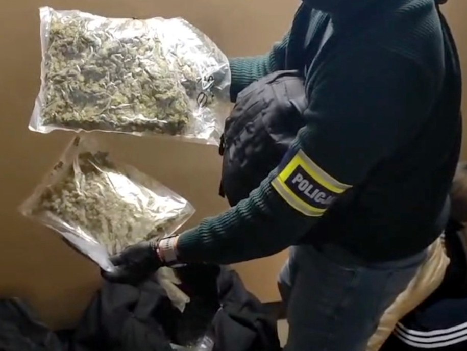 Stołeczni policjanci zabezpieczyli 14 kilogramów marihuany w jednym z mieszkań w Śródmieściu; zatrzymano Omańczyka i Polkę /Policja Warszawa /Policja