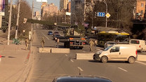 Stolica Ukrainy przygotowuje się na kolejne ataki Rosji. Tak wygląda budowanie barykad w Kijowie