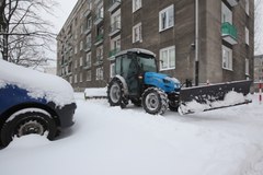 Stolica zasypana pod śniegiem