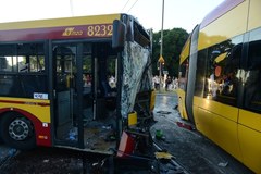 Stolica: Zderzenie autobusu z tramwajem; trzy osoby ranne