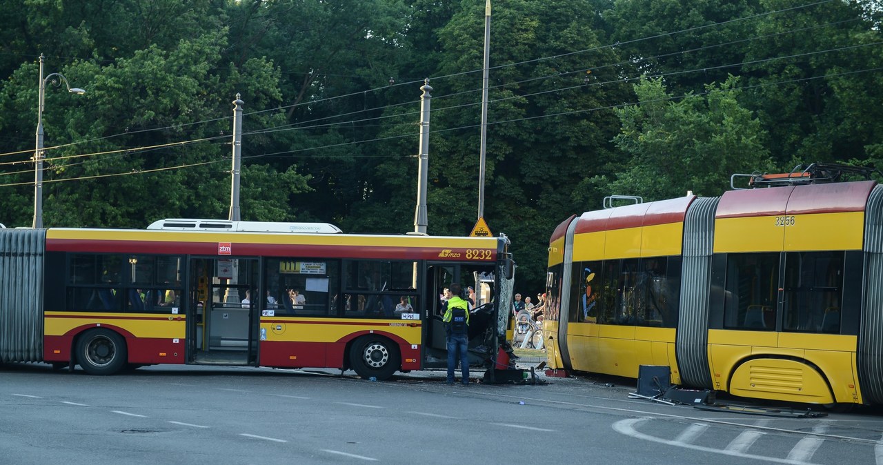 Stolica: Zderzenie autobusu z tramwajem; trzy osoby ranne