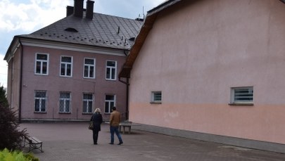 Stoły do tenisa i miejsce do zabawy. RMF FM wyremontuje plac przed szkołą w Zagórzu!