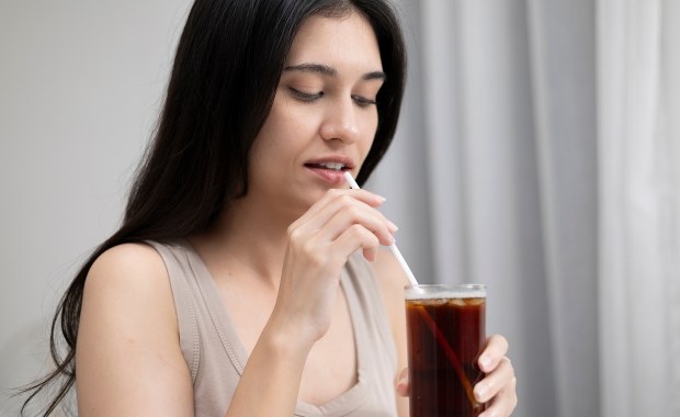 Stomatolog: Popularne napoje „rozpuszczają” zęby Polaków