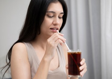 Stomatolog: Popularne napoje „rozpuszczają” zęby Polaków