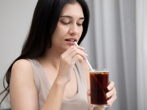 Stomatolog: Popularne napoje „rozpuszczają” zęby Polaków