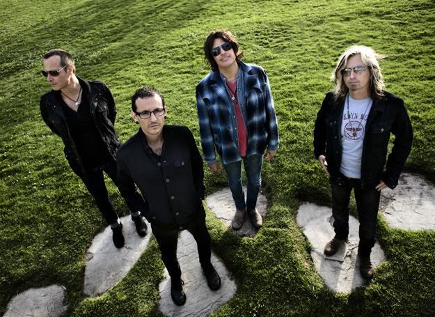 Stone Temple Pilots z Chesterem Benningtonem (drugi z lewej) w składzie /The New York Times