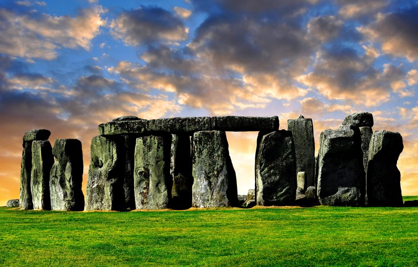 Stonehenge - tajemnicze kamienne kręgi od zawsze budzą naszą wyobraźnię /123RF/PICSEL