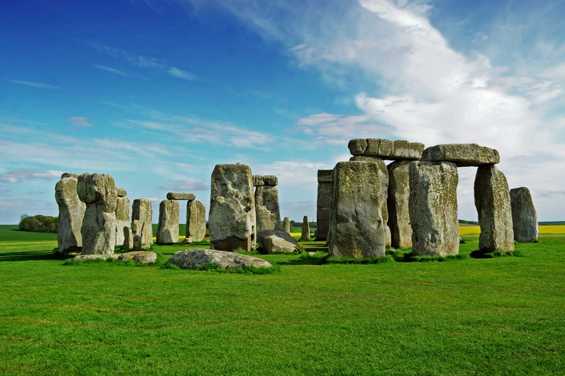 Stonehenge to jedna z najsłynniejszych europejskich budowli megalitycznych, pochodząca z epok neolitu i brązu. Znajduje się 13 km od miasta Salisbury w hrabstwie Wiltshire w południowej Anglii. /123RF/PICSEL