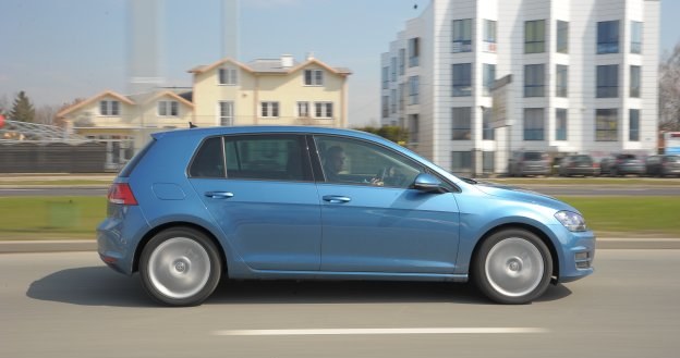 Stonowana linia Golfa przypadnie do gustu nielubiącym wyróżniać się na ulicy. /Motor