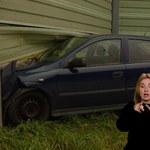 "Stop drogówka": Ciężarówka zmieniając pas wbiła osobówkę w barierę