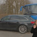 "Stop drogówka": Kierowca autobusu ściął zakręt i uszkodził samochód osobowy