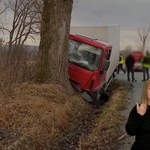 "Stop drogówka": Kierowca Iveco stracił panowanie nad pojazdem i uderzył w drzewo