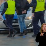 "Stop drogówka": Taksówkarz wyprowadzony w kajdankach z miejsca wypadku