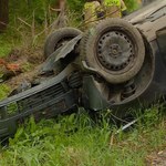 „Stop drogówka”: Z podporządkowanej wyjechał samochód. Kierowca odbił na drzewo