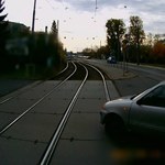 „Stop Drogówka”: Zignorował jadący tramwaj i wjechał prosto na torowisko