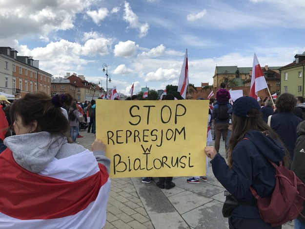 "Stop represjom" - m.in. z takimi transparentami manifestowali protestujący w Warszawie /Mariusz PIekarski /RMF FM