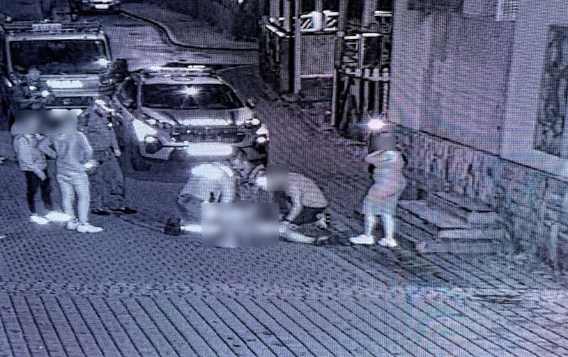 Stopklatka z miejskiego monitoringu pokazująca reanimację mężczyzny na Krupówkach w Zakopanem /Policja Zakopane /