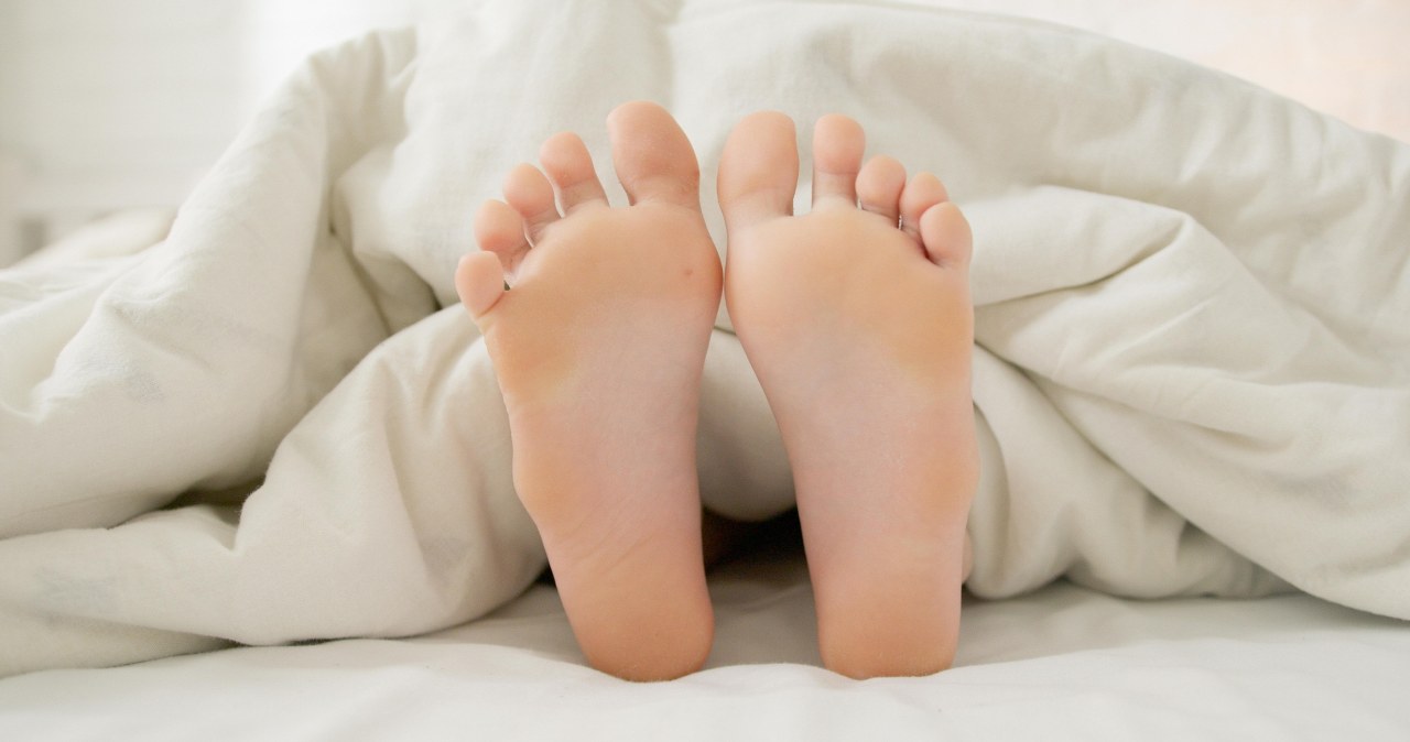 Stopy i pięty staną się gładkie po stosowaniu aspiryny na skórę /Artem Podrez /pexels.com