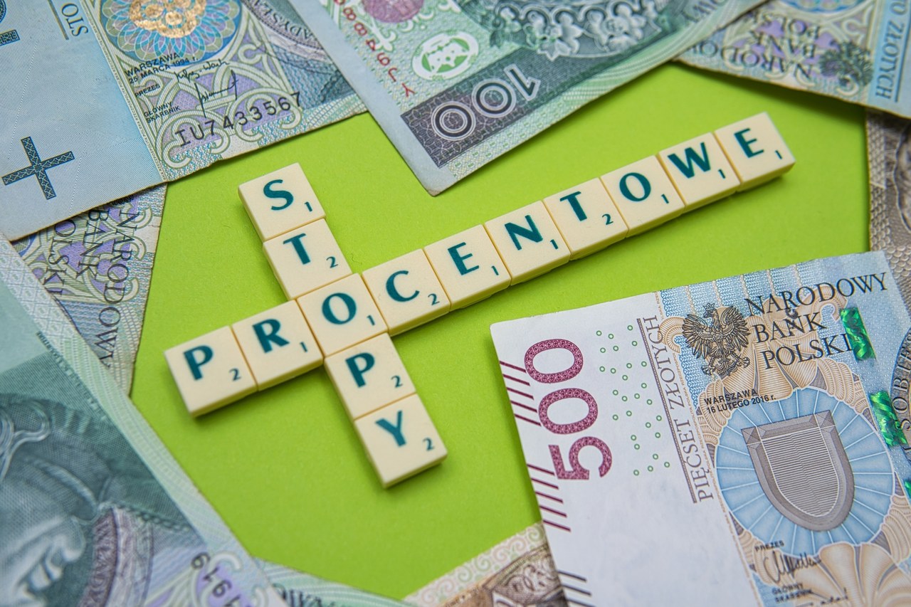 Stopy procentowe, wystąpienie prezesa NBP, wsparcie piekarzy i cukierników. Nowy tydzień w gospodarce