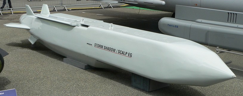 Storm Shadow posiada także potężną dwustopniową głowicę bojową, która potrafi się przebić przez 2-4 metry żelbetonu. Jest to więc broń znacznie potężniejsza niż drony kamikadze, które do tej pory Ukraina używała do ataków w głąb rosyjskiego terytorium
