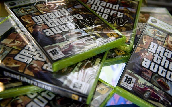 Stos pięknie zafoliowanych pudełek z grą GTA. Jak tu nie kupować oryginałów? /AFP